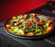 Салат с руколой и ростбифом