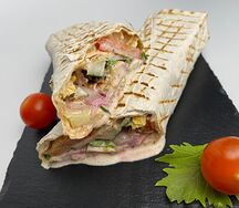 Шаурма цезарь с нагетцами 