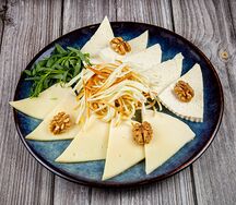 Ассорти домашних сыров