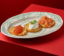 Хрустящие драники с красной икрой и форелью