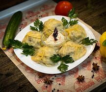 Манты со сметаной