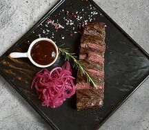 Фланк-стейк с соусом BBQ