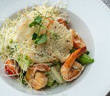 Салат Цезарь с креветками