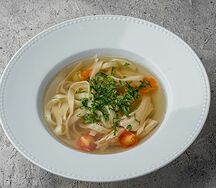 Бульон с курой, лапшой и яйцом