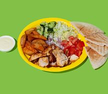 Шаверма на тарелке с курицей и картофелем Айдахо
