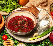 Борщ с гренками и сметаной