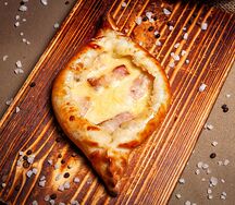 Хачапури по-аджарски с беконом