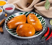 Пирожок с яйцом и зеленым луком