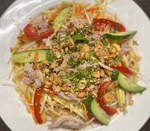 Салат манго с курицей