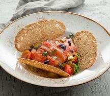 Салат с лососем и соусом айоли