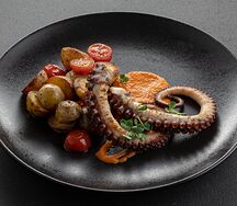 Осьминог с молодым жареным картофелем и соусом из печеного перца