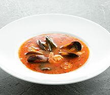 Томатный суп с морепродуктами и листьями лайма