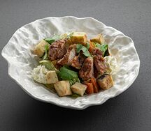 Тёплый салат с куриным бедром и хрустящим баклажаном