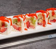Сладкий ролл с клубникой, ананасом и киви
