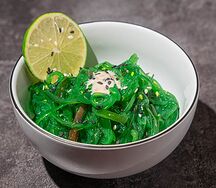 Салат Чука с ореховым соусом
