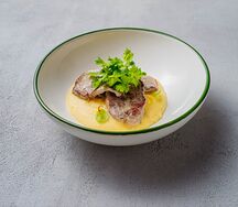 Медальоны из говядины с картофельным пюре