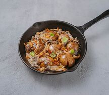 Бефстроганов с беби-картофелем на сковороде