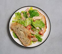 Салат Цезарь с курицей