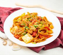 Оджино поккым (кальмар с овощами)