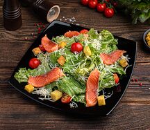 Салат Цезарь с лососем