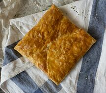 Хачапури слоеный с сыром сулугуни