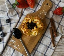 Корзиночка с творогом и ежевикой