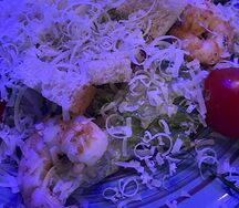 Салат Цезарь с креветками
