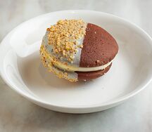 Вупи пай с соленой карамелью