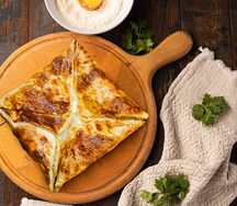 Хачапури из слоёного теста