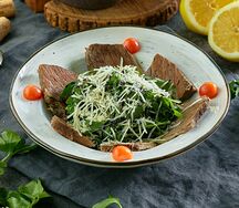 Салат с рукколой и телятиной