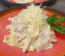 Феттуччине с грибами и курицей