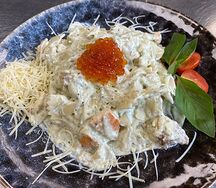Фарфалле с семгой и икрой