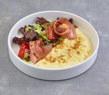 Омлет с беконом, зеленым салатом, авокадо и киноа