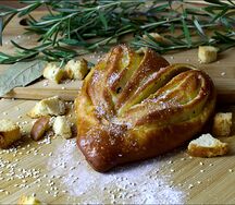 Плюшка с лимонным кофитюром