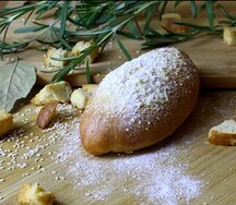 Булочка с брусникой
