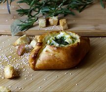 Пирожок с луком и яйцом