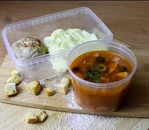 Солянка Мясная и котлетка куриная с нежным пюре