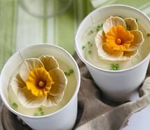 Два тортика в стаканчиках с шоколадными нарциссами