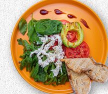 Салат со страчателлой и авокадо