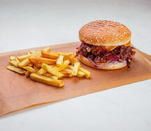 Бургер с рваной свининой