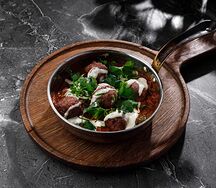 Митболы с томлеными овощами на картофельном пюре