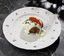 Печеная картошка с красной икрой и соусом сулугуни