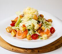 Салат Цезарь с креветками