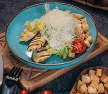 Салат Цезарь с куриной грудкой на гриле
