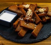 Ржаные гренки с чесноком и сыром