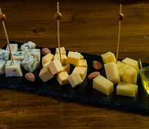 Сырная тарелка с медом и орешками