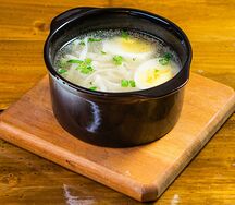 Куриный бульон с лапшой и яйцом
