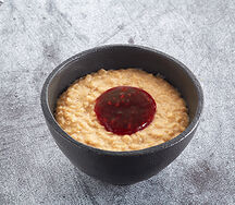 Каша овсяная с малиной и земляникой