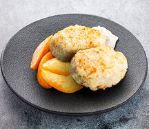 Рыбные котлетки с гарниром и соусом на выбор