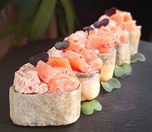 Ролл Buon tempura с лососем и такуаном 